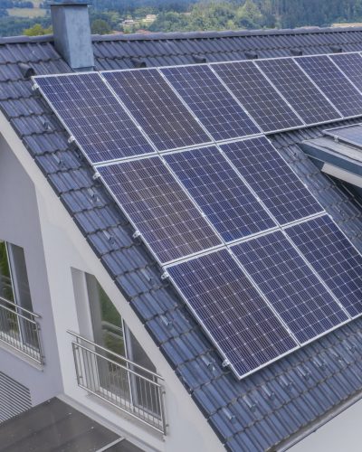 Montierte Photovoltaikanlage auf einem Dach